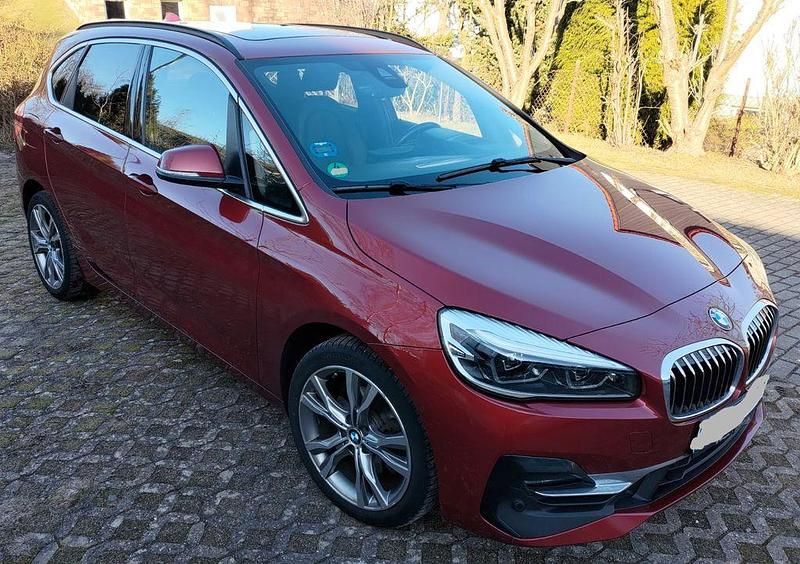 Rot Gebraucht 2019 BMW 218 Active Tourer Luxury Line Van / Kleinbus | 19.950 € (Teuer) - Bild 1/4