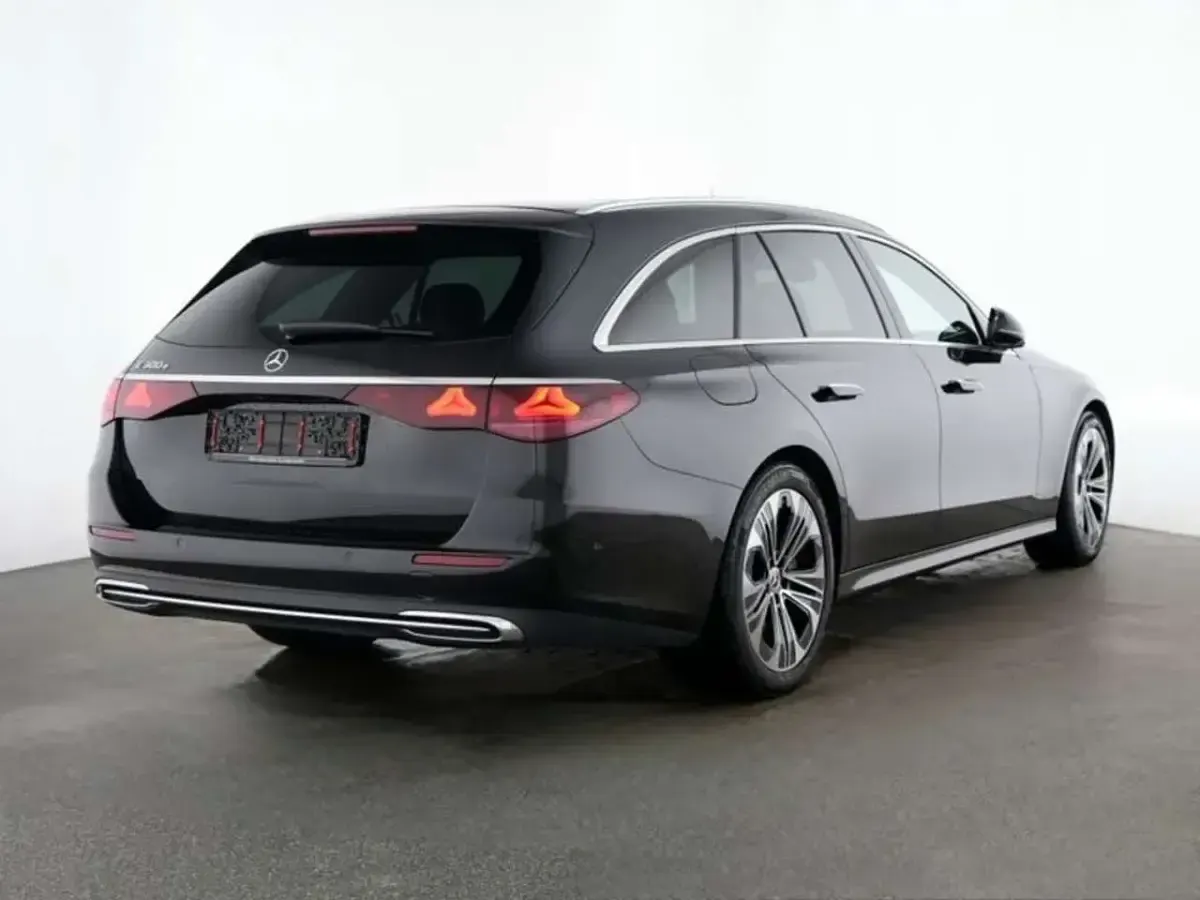 Gebraucht Mercedes E300 Avantgarde 313 PS (230 kW) 2024 Metalliclack obsidianschwarz Kombi