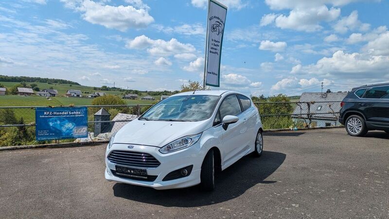 Weiß Gebraucht 2016 Ford Fiesta Titanium Kleinwagen | 6.990 € (Fairer Preis) - Bild 1/4