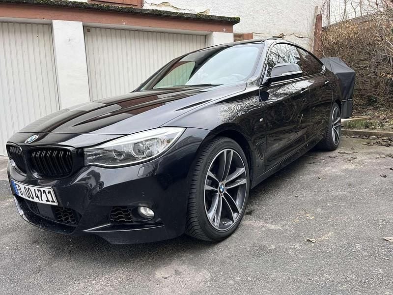 Schwarz Gebraucht 2017 BMW 330 M Sport Limousine | 20.900 € (Fairer Preis) - Bild 1/4