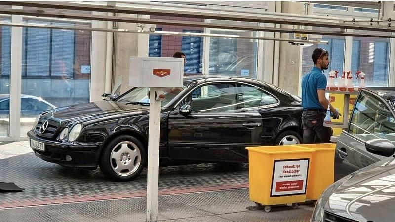 Schwarz Gebraucht 2000 Mercedes CLK200 Elegance Coupé | 2.750 € (Teuer) - Bild 1/4