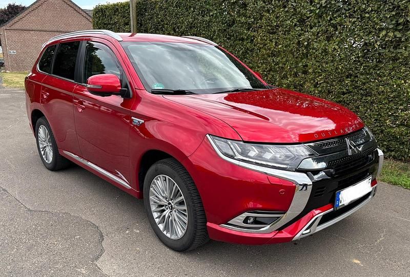 Rot Gebraucht 2020 Mitsubishi Outlander P-HEV SUV | 22.500 € (Fairer Preis) - Bild 1/4