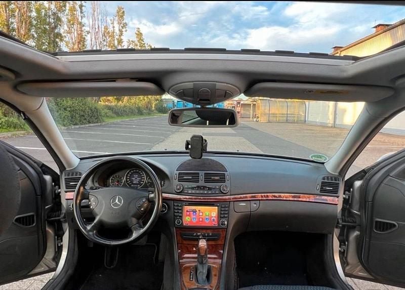 Gebraucht Mercedes E220 177 PS (130 kW) 2003 Gold Kleinwagen