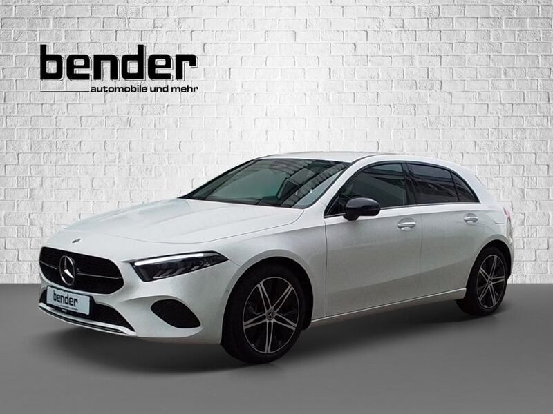 Weiß Gebraucht 2023 Mercedes A200 Night Limousine | 28.900 € (Fairer Preis) - Bild 1/4