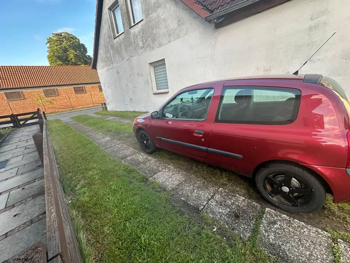 Gebraucht Renault Clio II 75 PS (55 kW) 2002 Rot Kleinwagen