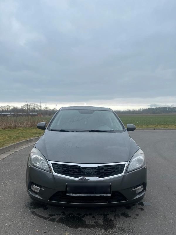 Braun Gebraucht 2010 Kia Ceed 2 Kleinwagen | 4.000 € (Fairer Preis) - Bild 1/4