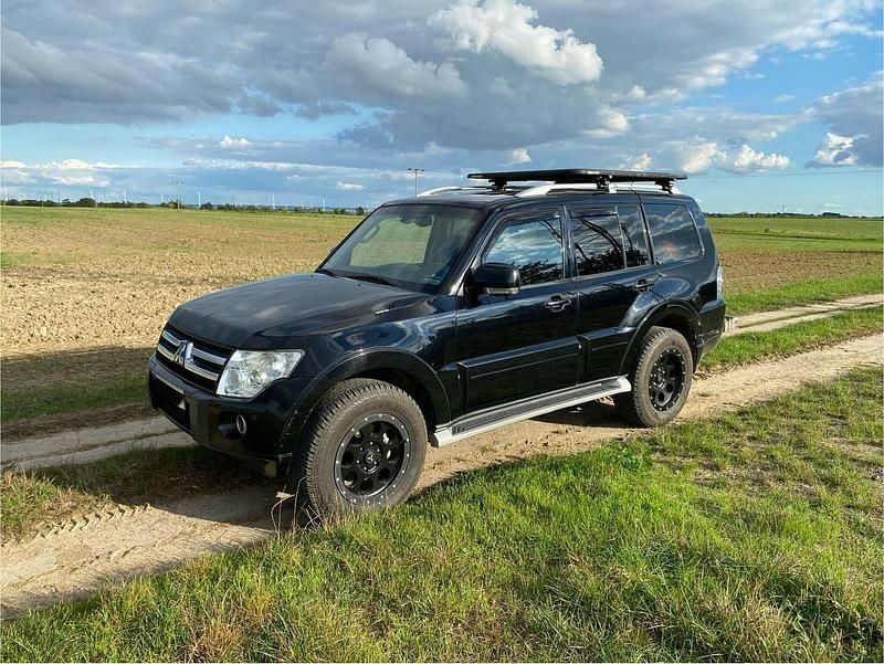 Schwarz Gebraucht 2011 Mitsubishi Pajero SUV | 18.990 € (Teuer) - Bild 1/4