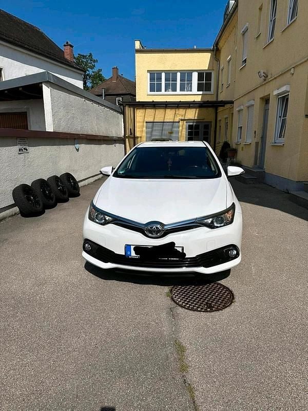 Weiß Gebraucht 2017 Toyota Auris Kleinwagen | 11.999 € (Fairer Preis) - Bild 1/4