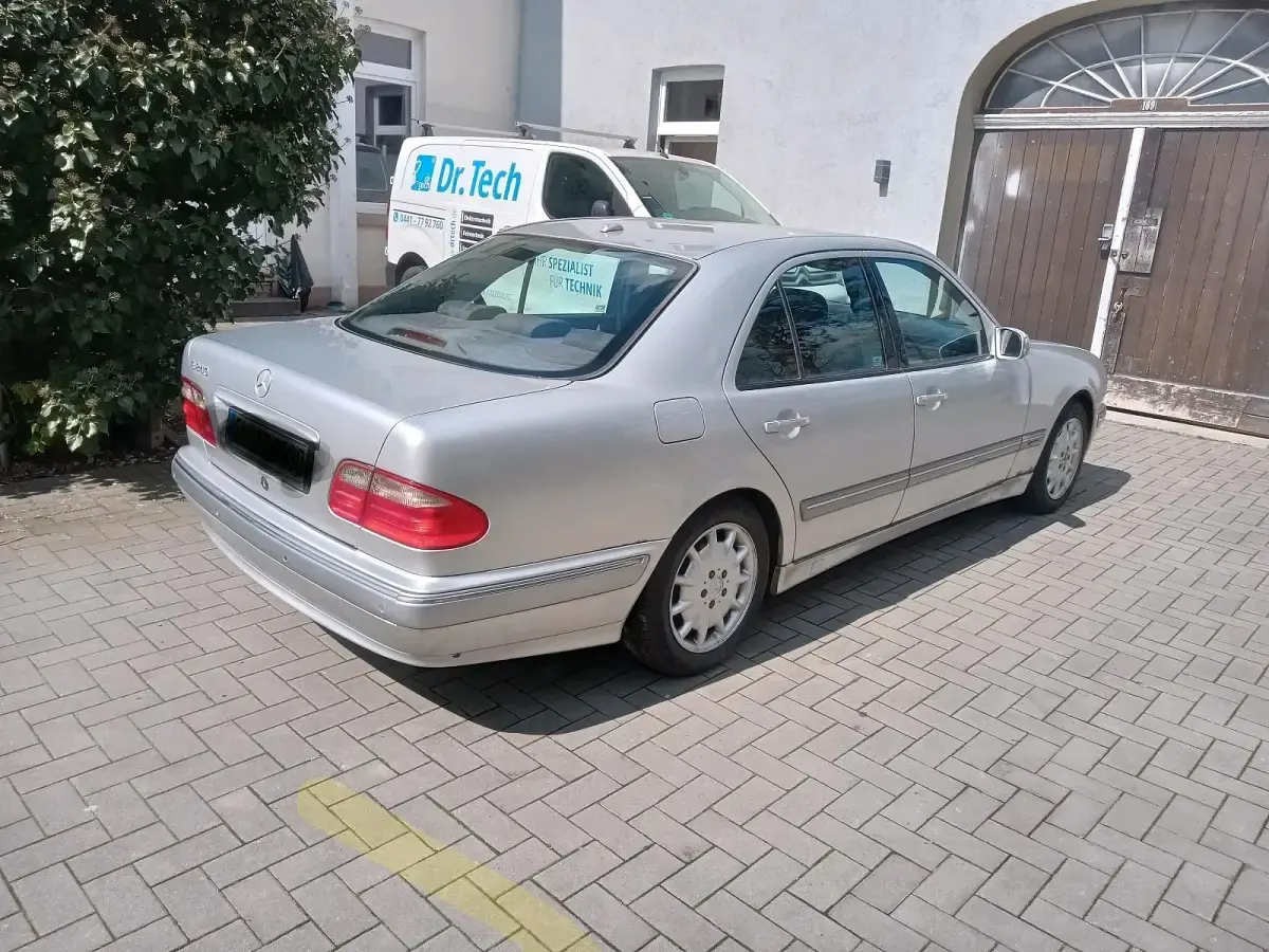 Gebraucht Mercedes E240 Elegance 170 PS (125 kW) 2001 Silber Limousine