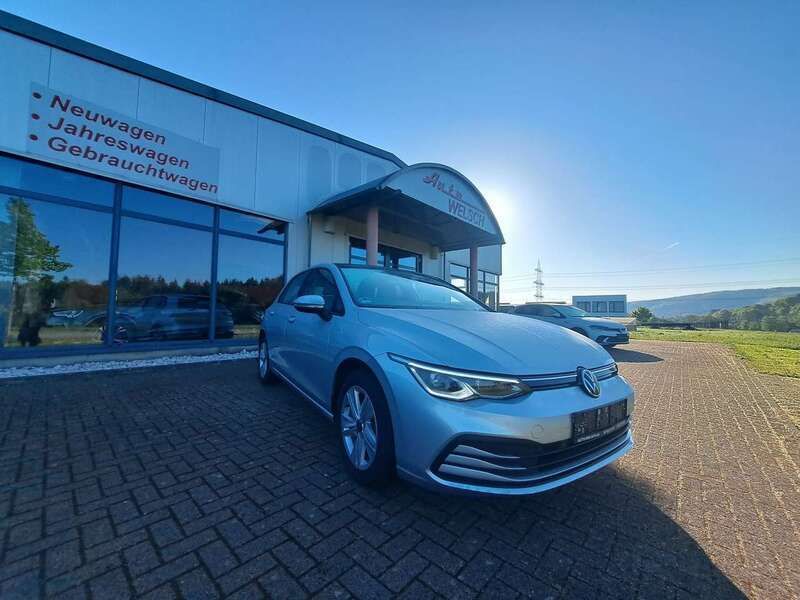 Reflexsilber metallic Gebraucht 2020 VW Golf VIII IQ Drive Limousine | 19.900 € (Etwas zu teuer) - Bild 1/4