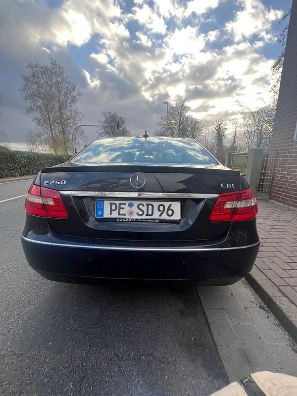 Second-hand Mercedes E250 204 CP (150 kW) 2011 Negru Berlinǎ