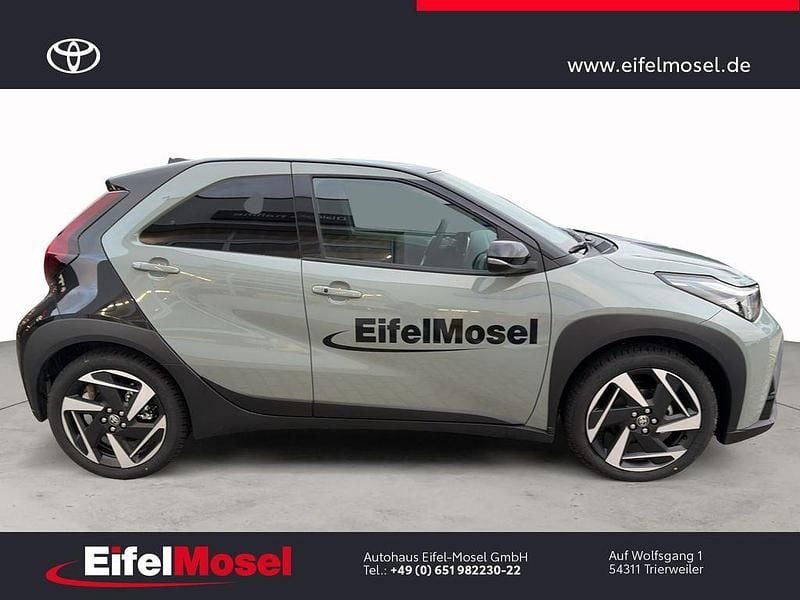 Neu Toyota Aygo X 92 PS (67 kW) 2025 Grün SUV
