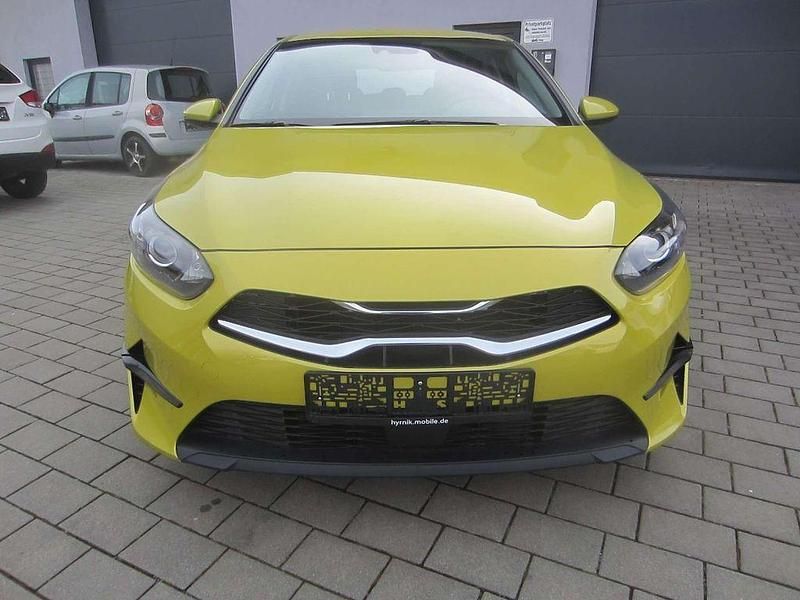 Gebraucht Kia Ceed Edition 7 101 PS (74 kW) 2023 (g2y) splash lemon met. Kleinwagen