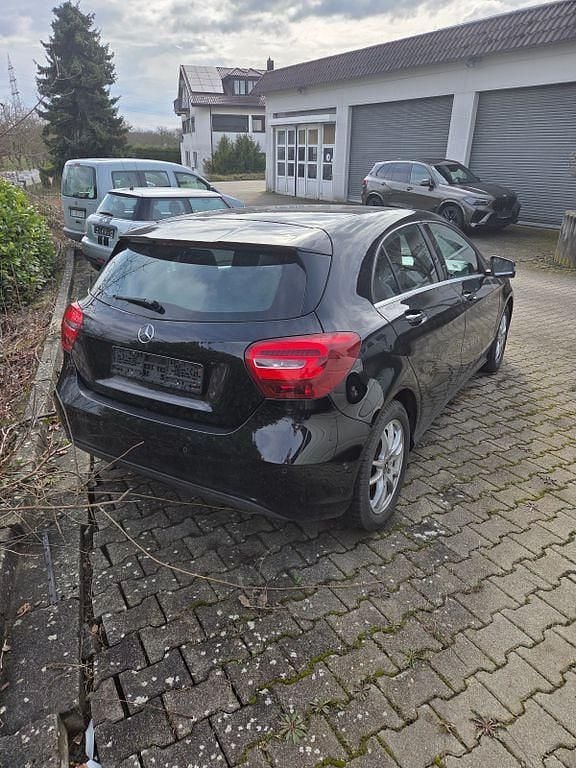 Gebraucht Mercedes A180 122 PS (89 kW) 2017 Schwarz Limousine