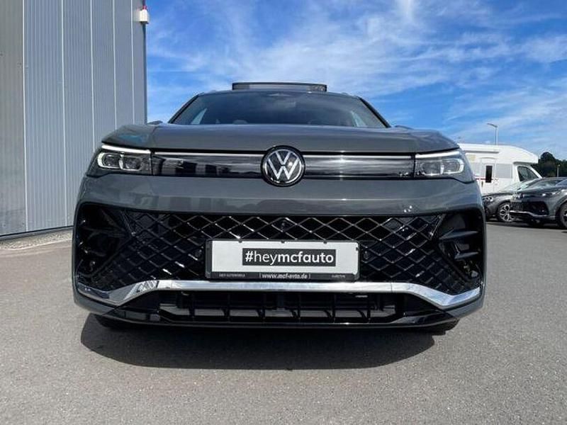 Gebraucht VW Tiguan R-line 150 PS (110 kW) 2024 Delfingrau SUV