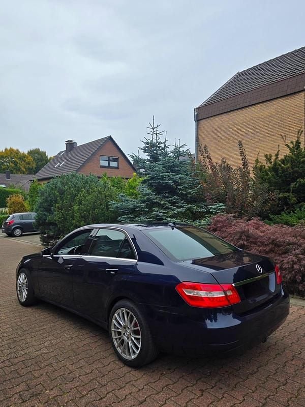 Blau Gebraucht 2012 Mercedes E200 Limousine | 3.200 € (Superpreis) - Bild 1/4