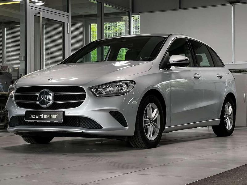 Iridiumsilber Gebraucht 2019 Mercedes B180 Style Van / Kleinbus | 19.820 € (Fairer Preis) - Bild 1/3