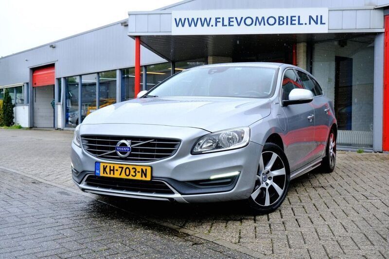 Grau Gebraucht 2016 Volvo V60 Kombi | 7.250 € (Fairer Preis) - Bild 1/4
