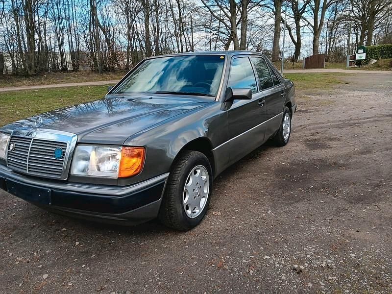 Second-hand Mercedes E280 197 CP (144 kW) 1993 Negru Berlinǎ