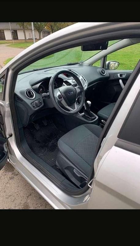 Gebraucht Ford Fiesta Trend 95 PS (69 kW) 2012 Silber Limousine