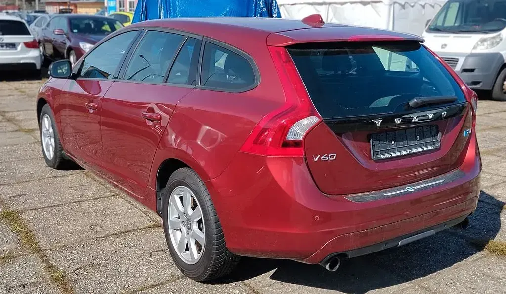 Używany Volvo V60 190 KM (139 kW) 2014 Czerwony Kombi