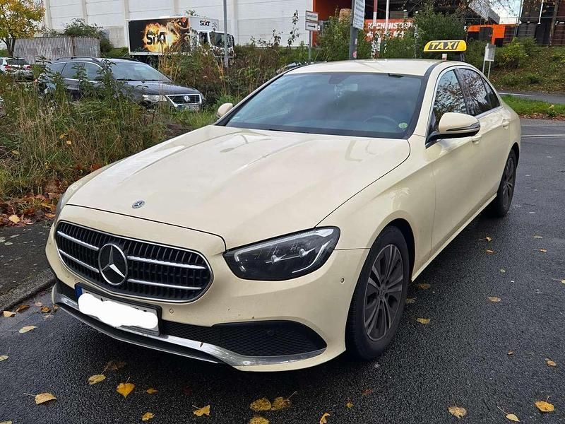 Beige Gebraucht 2021 Mercedes E200 Avantgarde Limousine | 19.000 € (Etwas zu teuer) - Bild 1/4