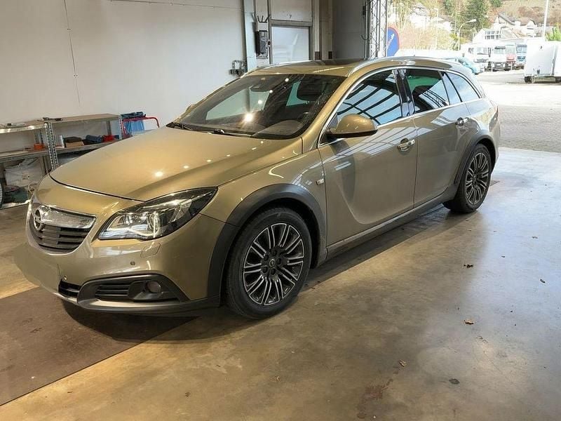 Grün Gebraucht 2014 Opel Insignia Country Tourer OPC Kombi | 10.480 € (Fairer Preis) - Bild 1/4