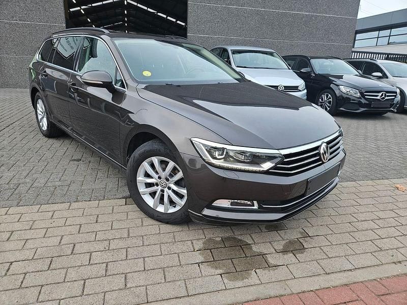 Braun Gebraucht 2018 VW Passat Comfortline Kombi | 9.983 € (Superpreis) - Bild 1/4