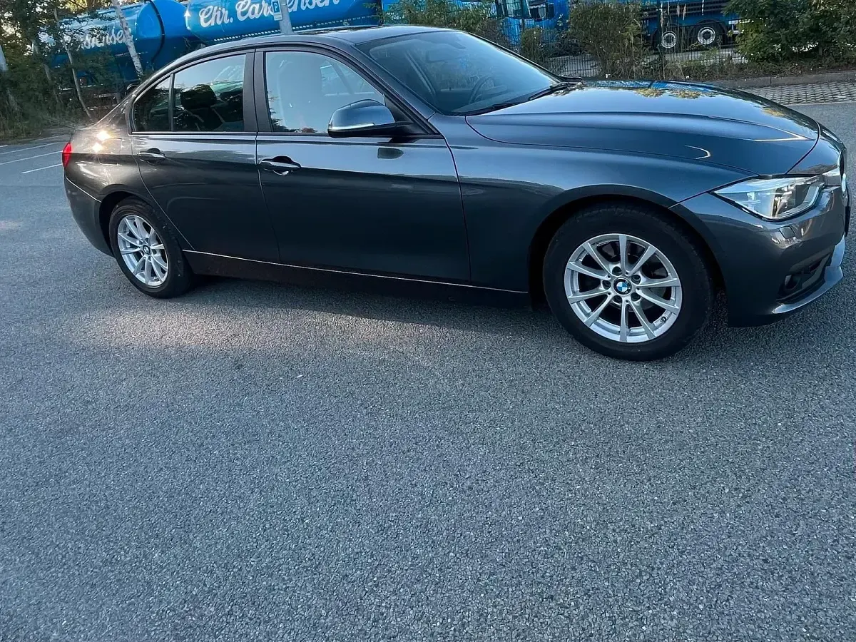 Gebraucht BMW 318 Advantage 150 PS (110 kW) 2016 Andere farben Limousine