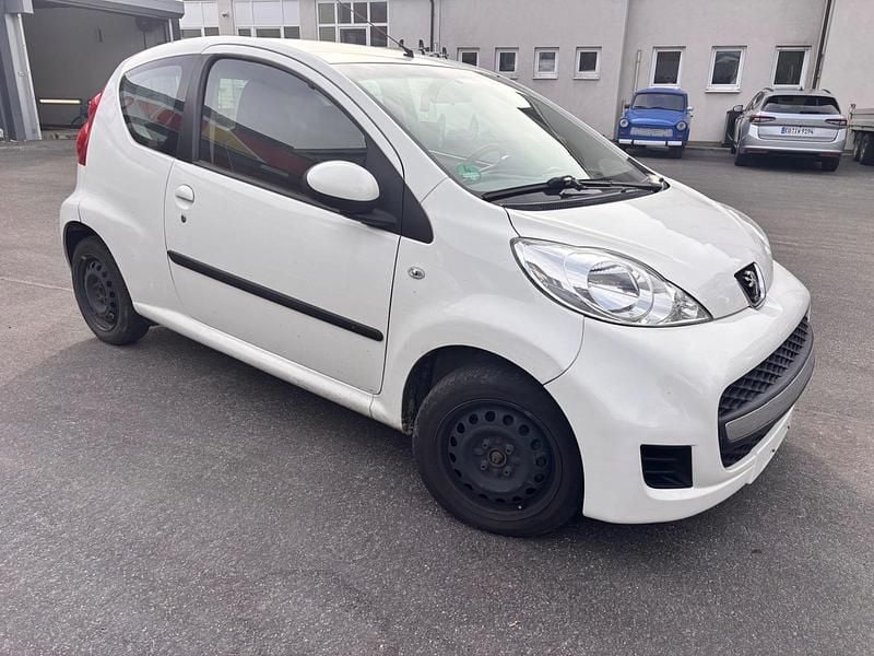 Weiß Gebraucht 2009 Peugeot 107 Kleinwagen | 1.780 € (Guter Preis) - Bild 1/4