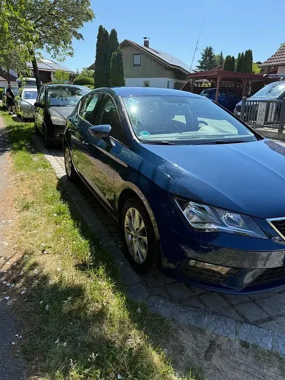 Używany Seat Leon 131 KM (96 kW) 2019 Niebieski Sedan/Limuzyna