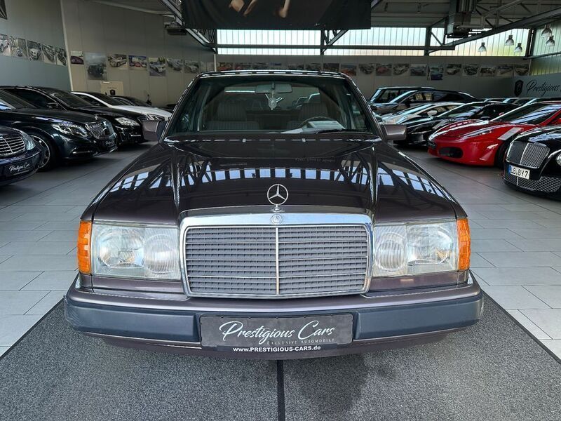 Violett Gebraucht 1991 Mercedes E200 Limousine | 3.549 € - Bild 1/4