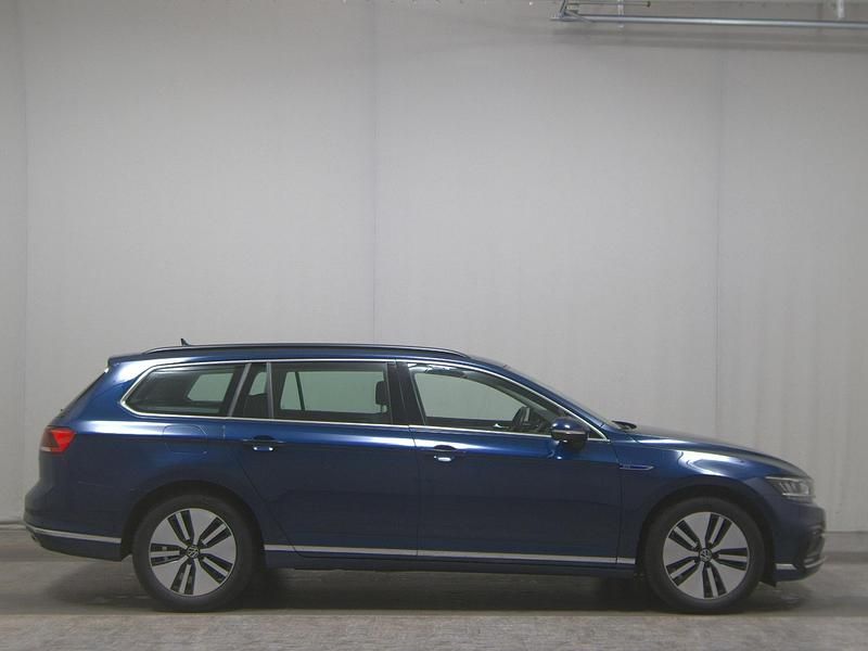 Blau Gebraucht 2022 VW Passat GTE Kombi | 16.480 € (Guter Preis) - Bild 1/4