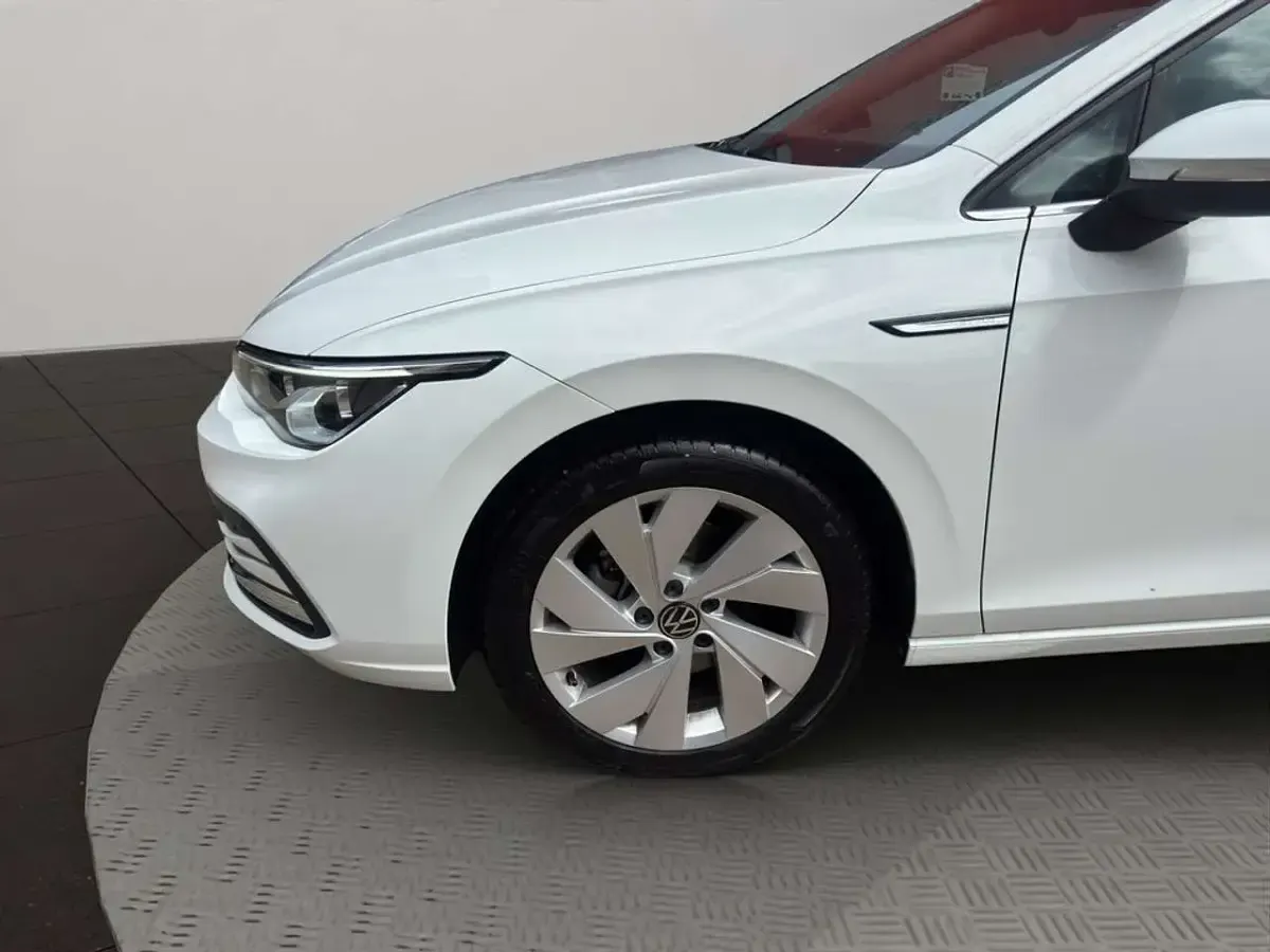 Gebraucht VW Golf VIII Style 131 PS (96 kW) 2024 Weiß Limousine