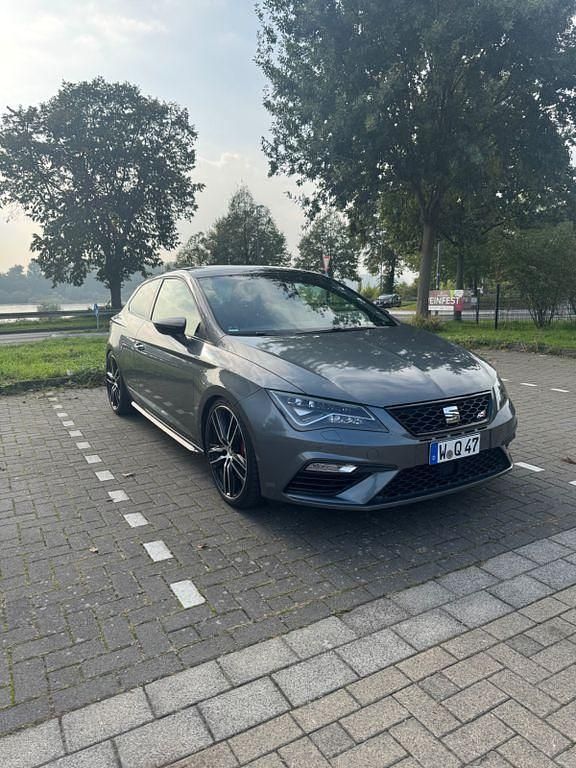 Grau Gebraucht 2018 Cupra Leon Limousine | 22.999 € (Fairer Preis) - Bild 1/4