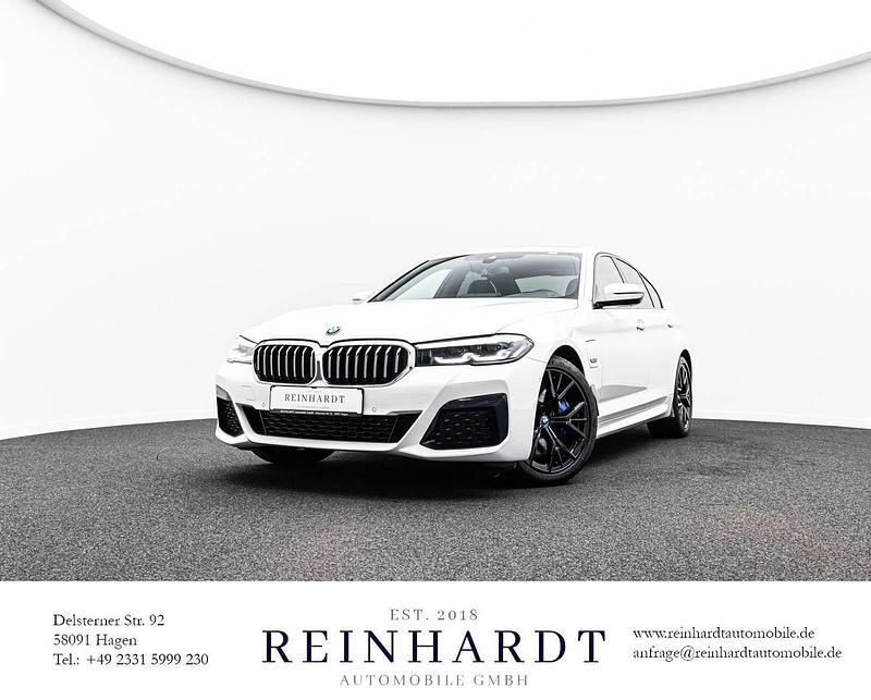Alpinweiss iii Gebraucht 2022 BMW 545e M Sport Limousine | 40.775 € (Superpreis) - Bild 1/3