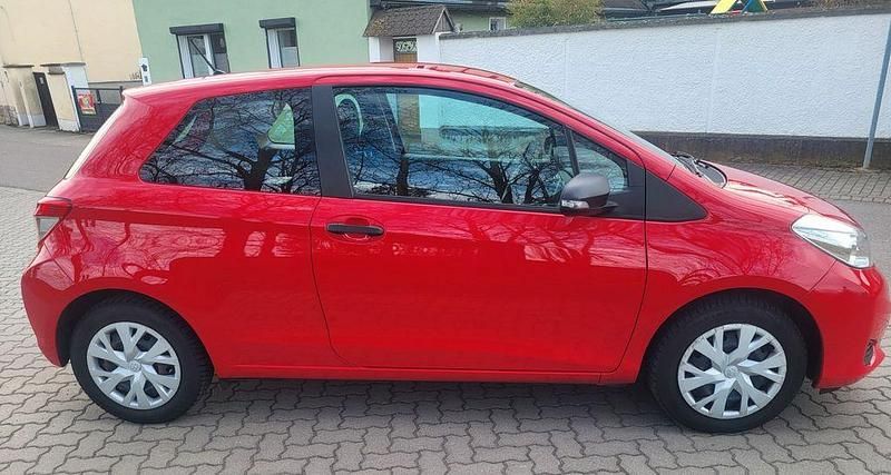 Gebraucht Toyota Yaris 69 PS (50 kW) 2014 Rot Kleinwagen