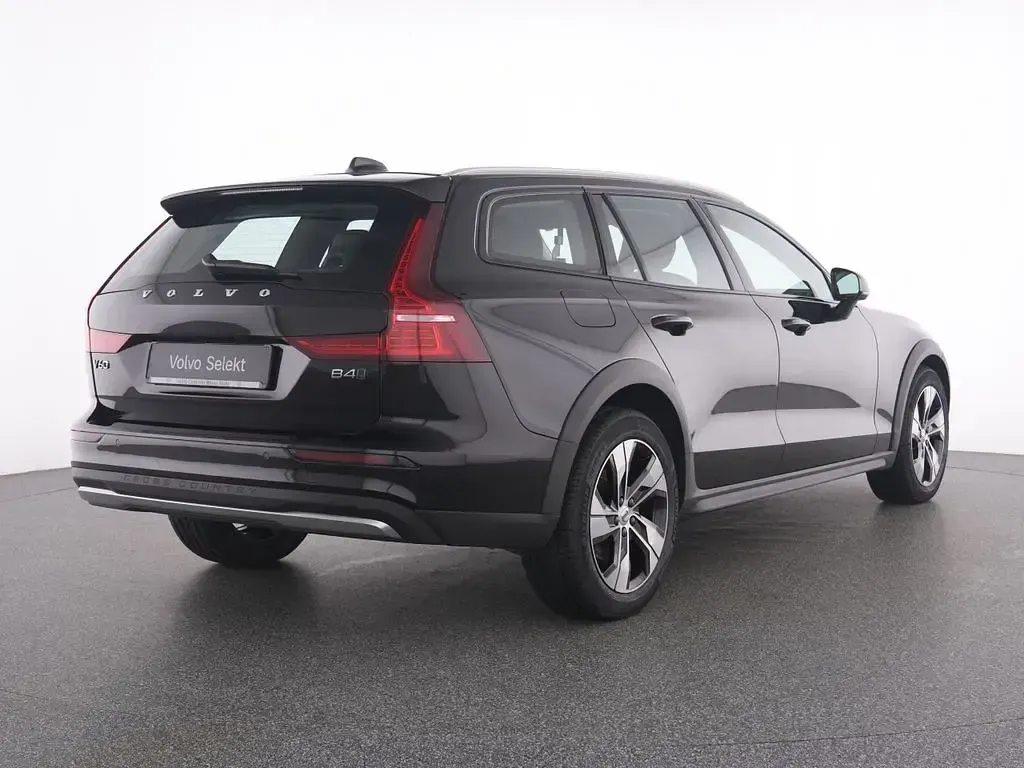 Gebraucht Volvo V60 CC Plus 196 PS (144 kW) 2024 Schwarz Kombi