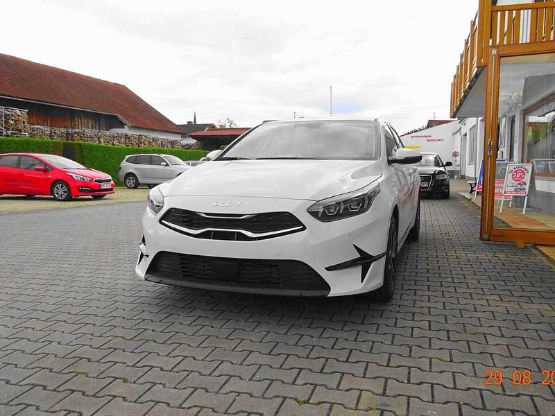 Neu Kia Ceed 140 PS (102 kW) 2025 Cararraweiß Kleinwagen