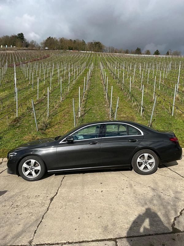 Gebraucht Mercedes E200 Avantgarde 160 PS (117 kW) 2022 Schwarz Limousine