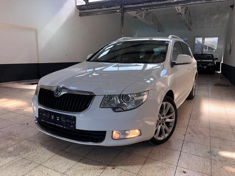 Weiß Gebraucht 2011 Skoda Superb Elegance Kombi | 3.990 € (Guter Preis) - Bild 1/4