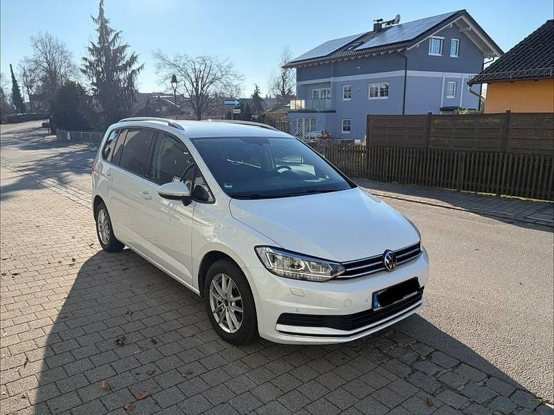 Weiß Gebraucht 2021 VW Touran Active Van / Kleinbus | 21.999 € (Guter Preis) - Bild 1/4