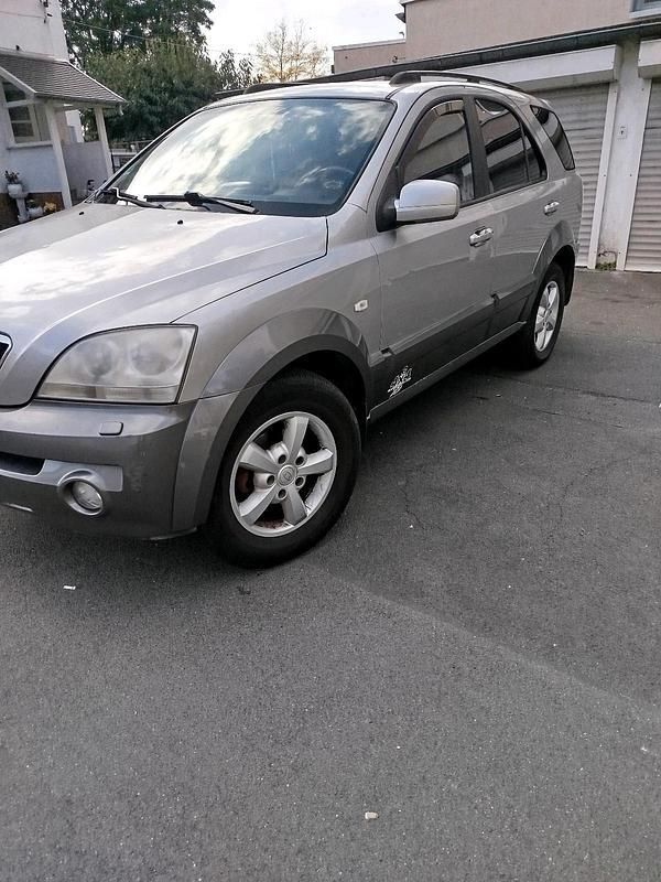 Grau Gebraucht 2004 Kia Sorento SUV | 1.300 € (Superpreis) - Bild 1/4