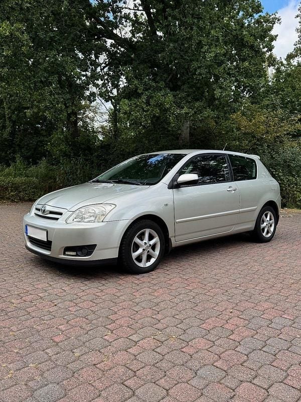 Grau Gebraucht 2005 Toyota Corolla Kleinwagen | 2.400 € (Fairer Preis) - Bild 1/4