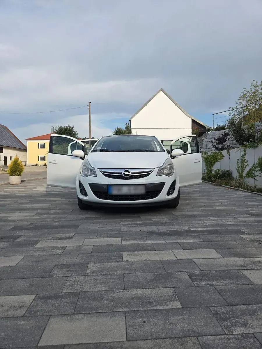 Gebraucht Opel Corsa Color Edition 101 PS (74 kW) 2011 Weiß Kleinwagen