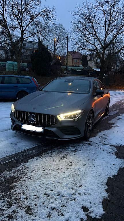 Grau Gebraucht 2019 Mercedes CLA220 AMG line Limousine | 28.999 € (Etwas zu teuer) - Bild 1/4