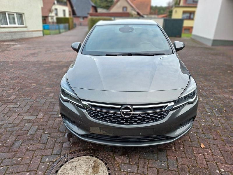 Grau Gebraucht 2017 Opel Astra Dynamic Limousine | 9.200 € (Guter Preis) - Bild 1/4