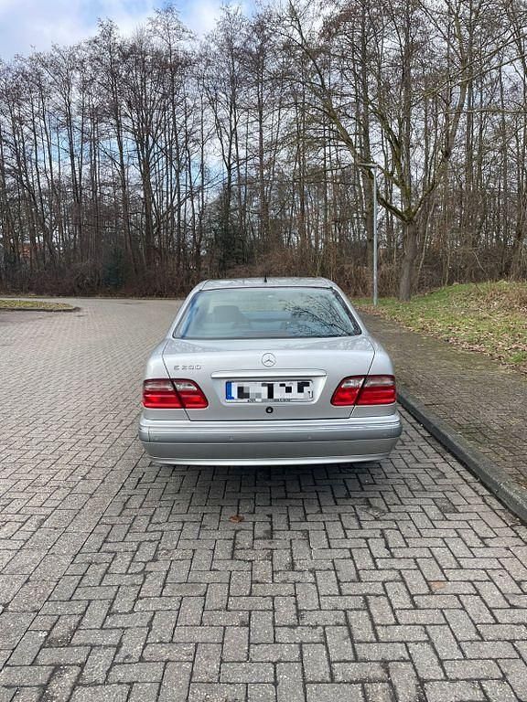 Gebraucht Mercedes E200 Elegance 163 PS (119 kW) 2001 Silber Limousine