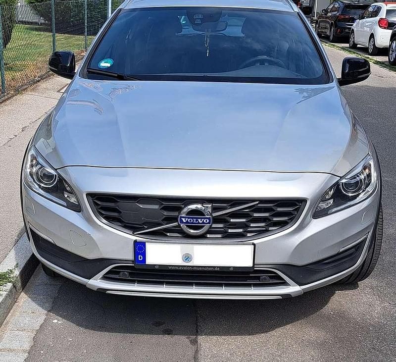 Bronze Gebraucht 2017 Volvo V60 CC Momentum Kombi | 15.990 € (Superpreis) - Bild 1/4