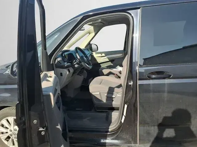 Gebraucht VW Multivan Basis 218 PS (160 kW) 2023 Schwarz Van / Kleinbus